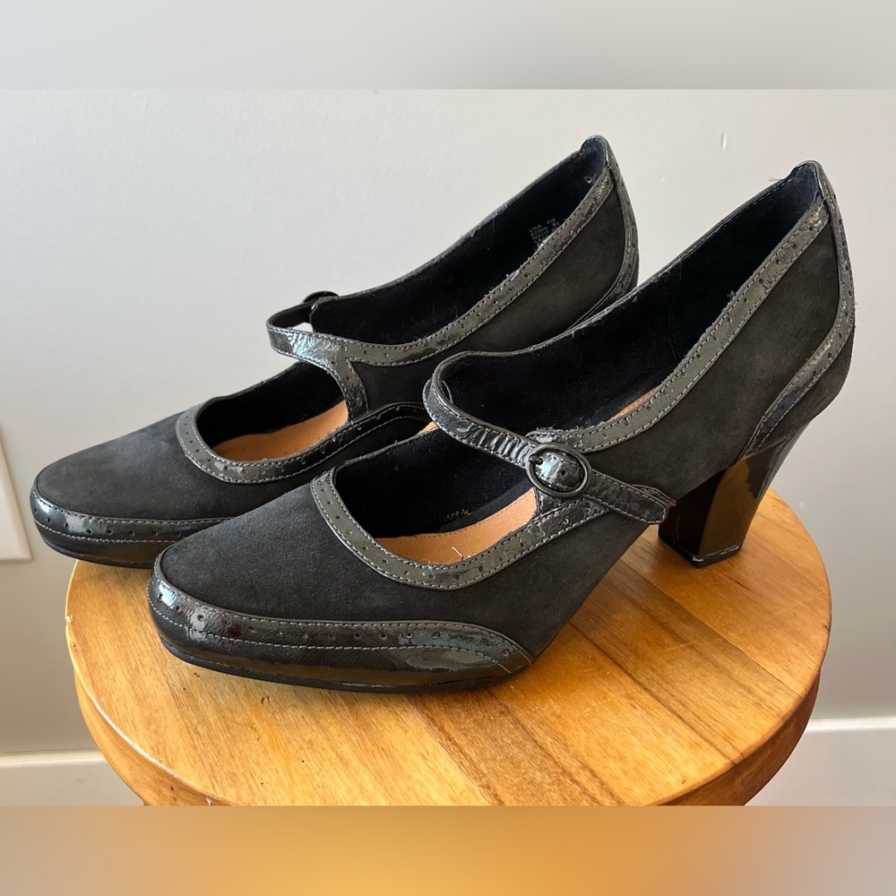 Clarks Artisan Mary Jane Heels Size 9 Black Suede Leather Upper 3” -Preppy Y2K